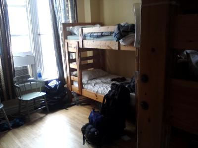 Dieses Zimmer ist mit acht Betten ausgestattet, die daf&uuml;r etwas gem&uuml;tlicher sind, wenn auch die Leitern unpraktischer.